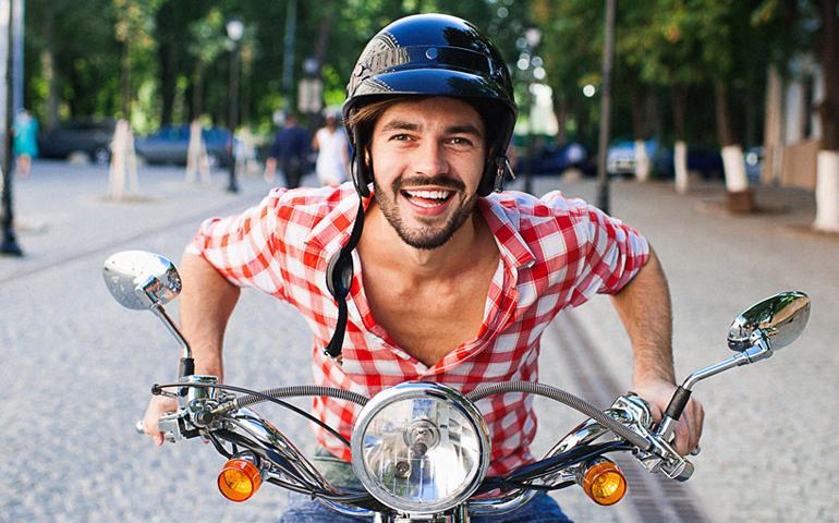 Homme sur une moto